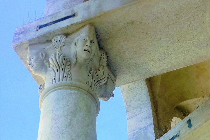 Visit with an authorized guide the Plaza de la Catedral and all its monuments - Meeting and Logistics