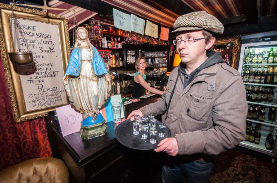 Warsaw: Evening History and Pubs Tour by Retro Minibus - Exploring Warsaw by Night in a Vintage Van