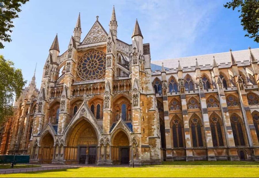 Westminster Abbey private guided tour with expert guide - Exploring the Tombs and Memorials
