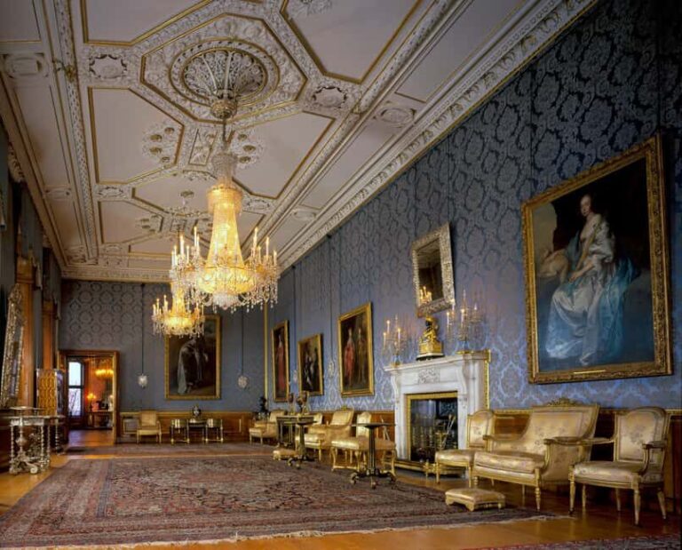 Windsor Castle with Pub Lunch and Private Transfer - The Experience in Detail