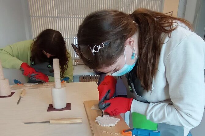 Wood carving workshop in Santorini no1 - FAQs