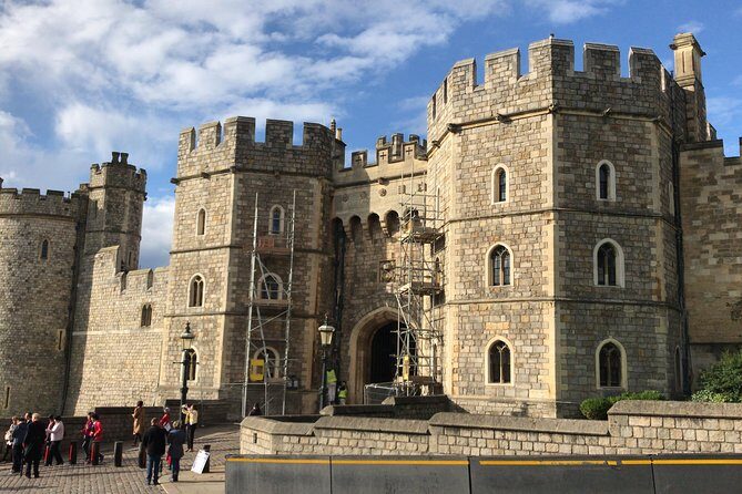Young Victoria's London: Windsor Castle & Kensington Palace - Lunch at a Traditional English Pub in Windsor