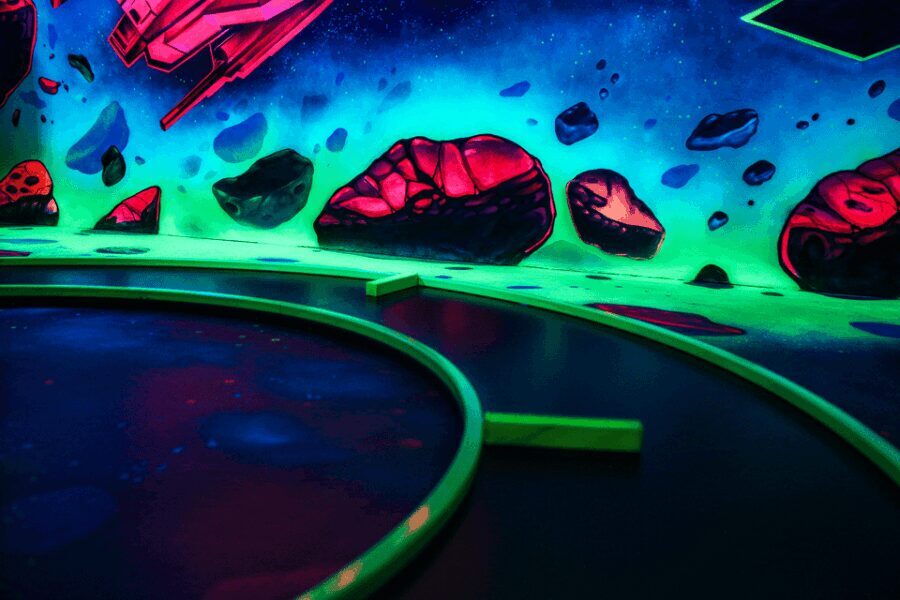 Zurich: Black Light Galaxy Minigolf - Who Should Visit?