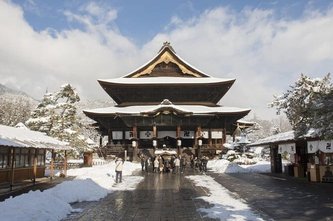 1-Day Winter Tour From Nozawa Onsen: Snow Monkeys, Zenko-ji Temple & Sake - Exploring Nagano in Winter: An Authentic Day Trip