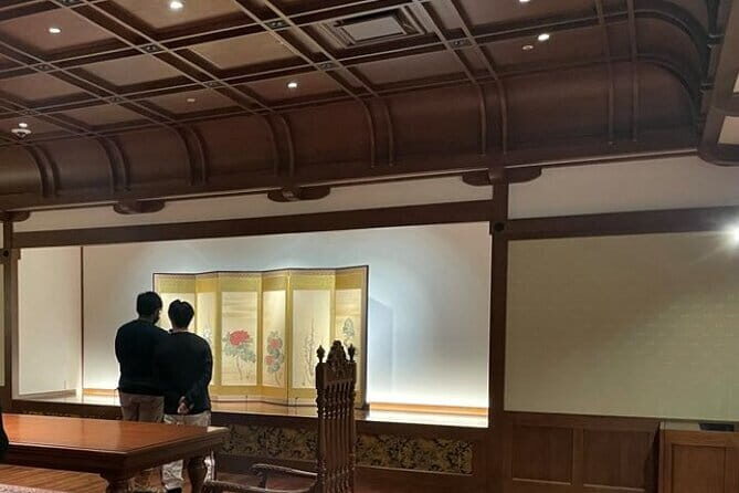 Art Tour & Cafe Time at the Airport Premium Hotel - Who Should Consider This Tour?