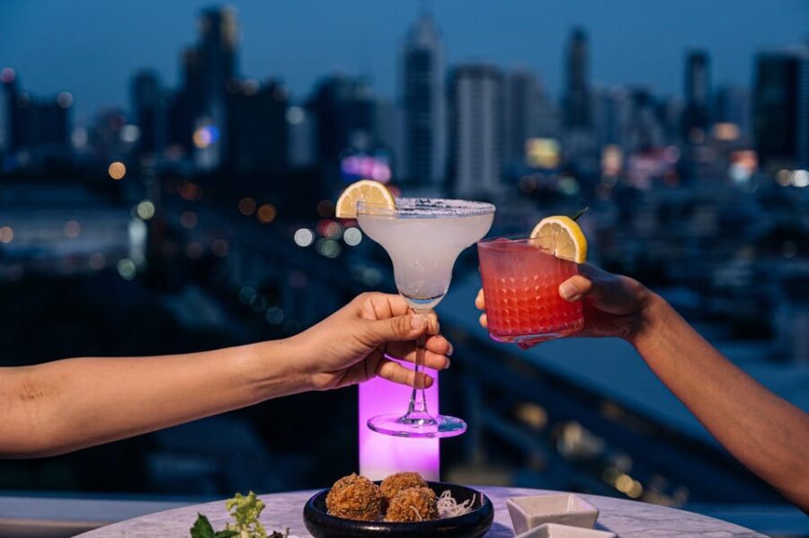Bangkok: Barracuda Rooftop Bar Akara Hotel - The Experience at a Glance