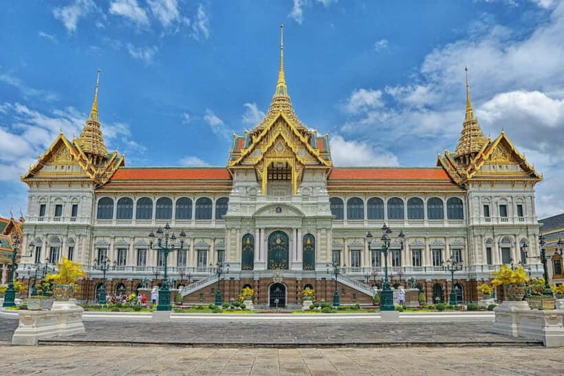 Bangkok: Grand Palace, Wat Pho, Wat Arun Sacred & Local Tour - The Grand Palace: Opulence and Intrigue