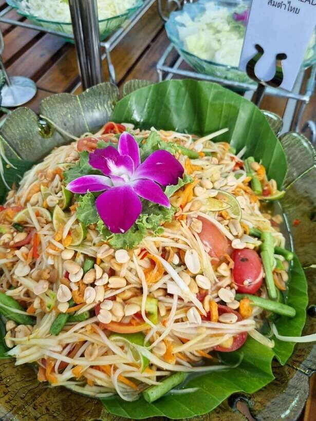 Bangkok: Luxury White Cruise with Buffet and Entertainment - What Makes It Special? The Highlights and Authenticity