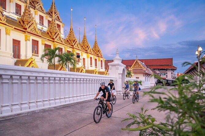 Bangkok: Night Bike Tour with Temples & Flower Market Visit - What Makes This Tour Special
