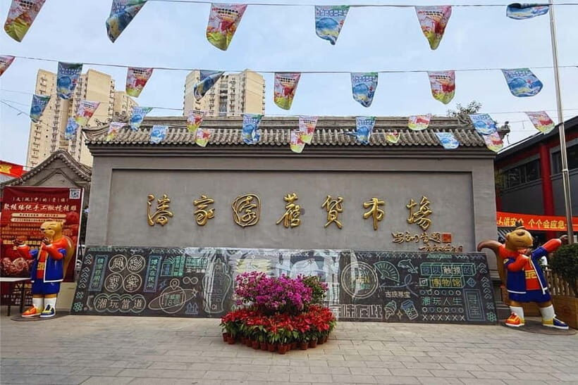 Beijing: Panjiayuan Market&Liangma River Cruise Night Tour - What Makes This Tour Stand Out