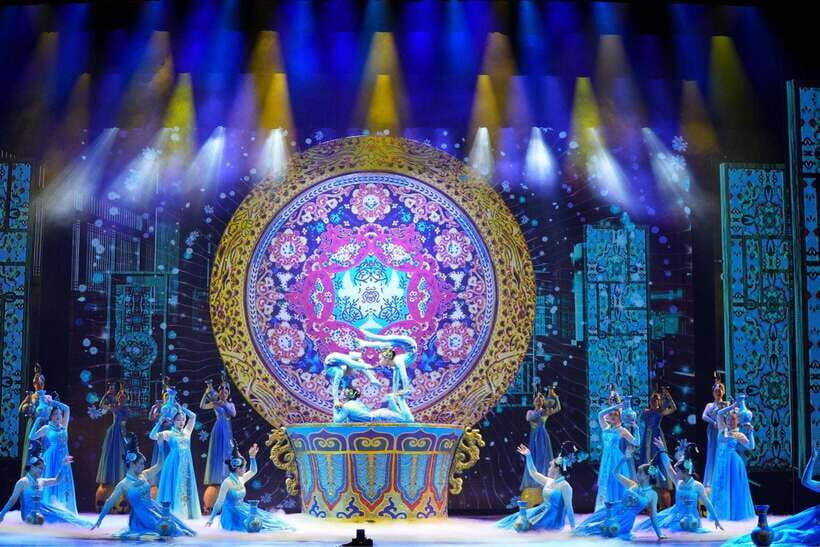 Beijing: Red Theatre Acrobatics show viewing Chinese culture - Practical Details and Tips