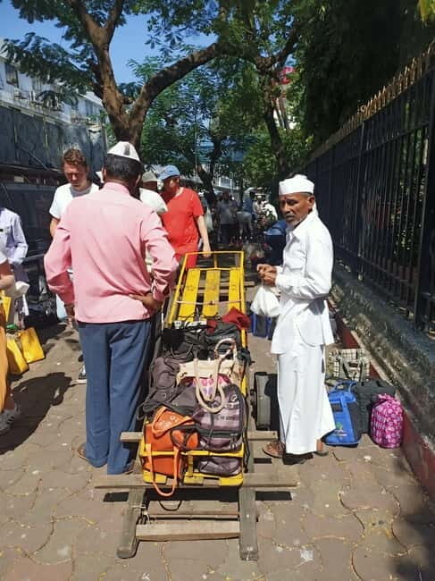 Best Combo Tour: Dabbawalas, Dhobi Ghat and Slum with Train - How the Tour Works: Logistics and Practicalities
