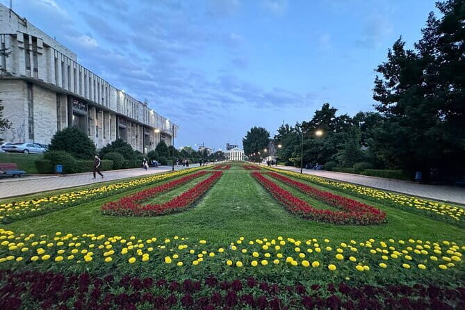 Bishkek : USSR History , Soviet Architects , Statues & Mosaics - Architecture and Artistic Gems