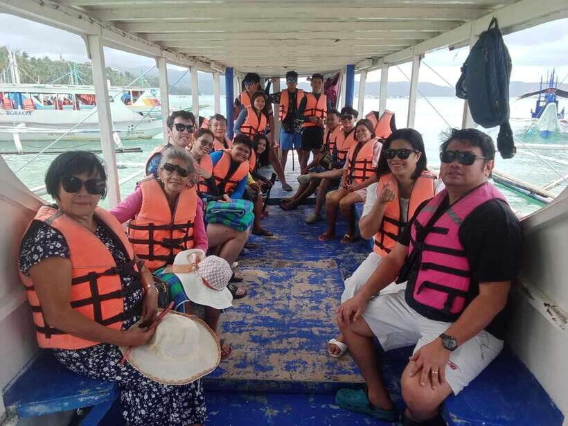Boracay: Group Island Hopping w/ Lunch and Crystal - A Detailed Look at the Boracay Island Hopping Experience