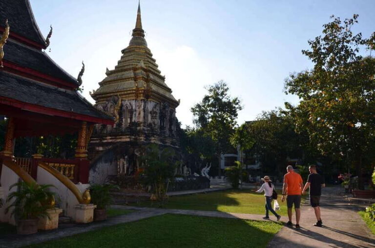 Chiang Mai: Historic Temples and City Guided Walking Tour - The Experience: What to Expect