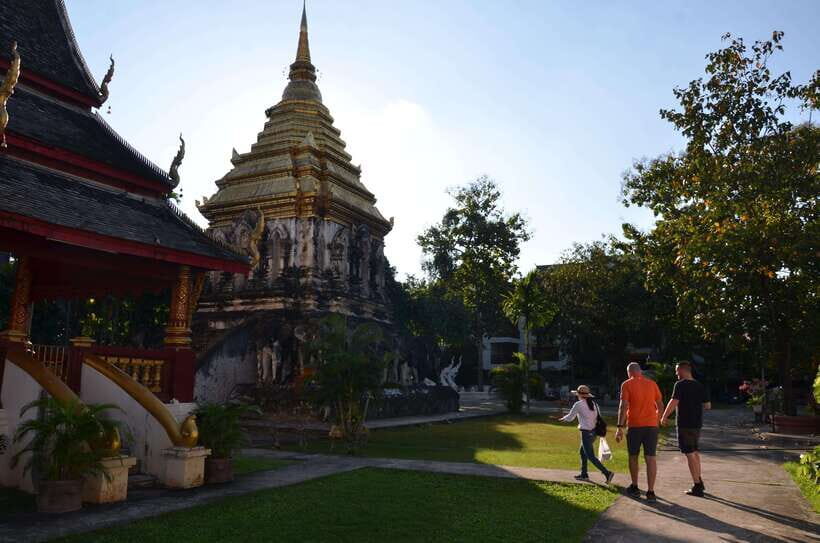 Chiang Mai: Historic Temples and City Guided Walking Tour - The Experience: What to Expect