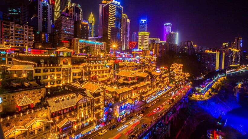 Chongqing: 1-dayEssential CityTour (no car,licensed tourgde) - Authentic Local Flavors and Scenic Views