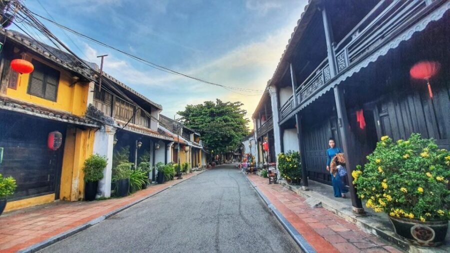 Da Nang: My Son Sanctuary and Hoi An Old Town Private Tour - Discovering Hoi An Old Town