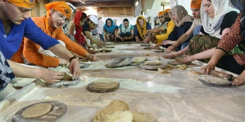Delhi: Gurudwara Bangla Sahib Tour with Langar Meal - An In-Depth Look at the Gurudwara Bangla Sahib Tour