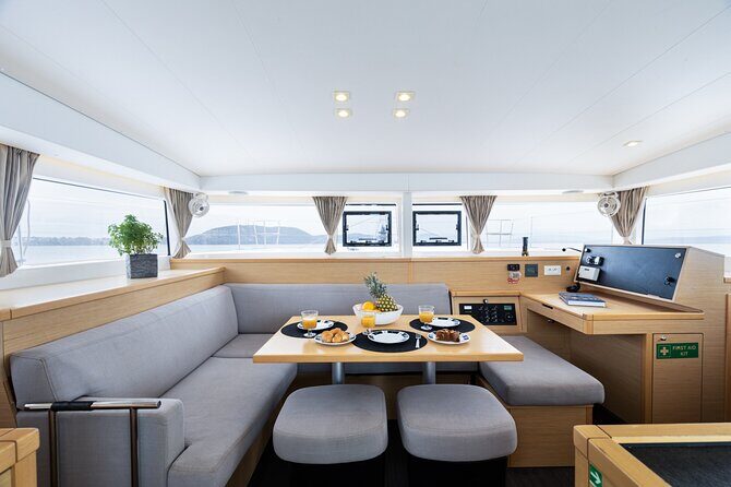 Deluxe Private Boats - 40 ft Catamaran - FAQ