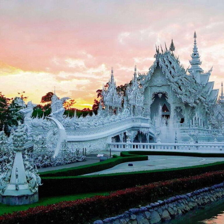 From CM: Chiang Rai White, Blue, Red/Black Temple with Lunch - Practical Details and Tips