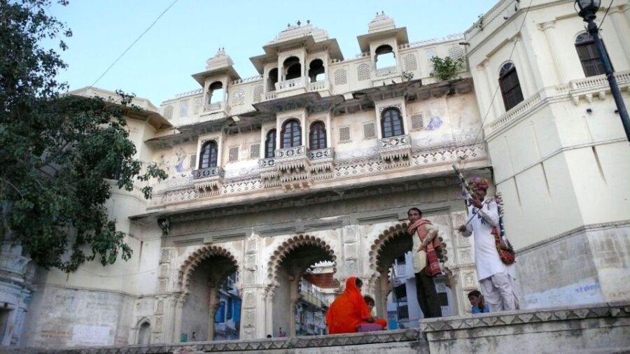 From Jaipur: 2 Days Overnight Tour Of Udaipur Sightseeing - Evening Delights: Folk Dances and Lake Views