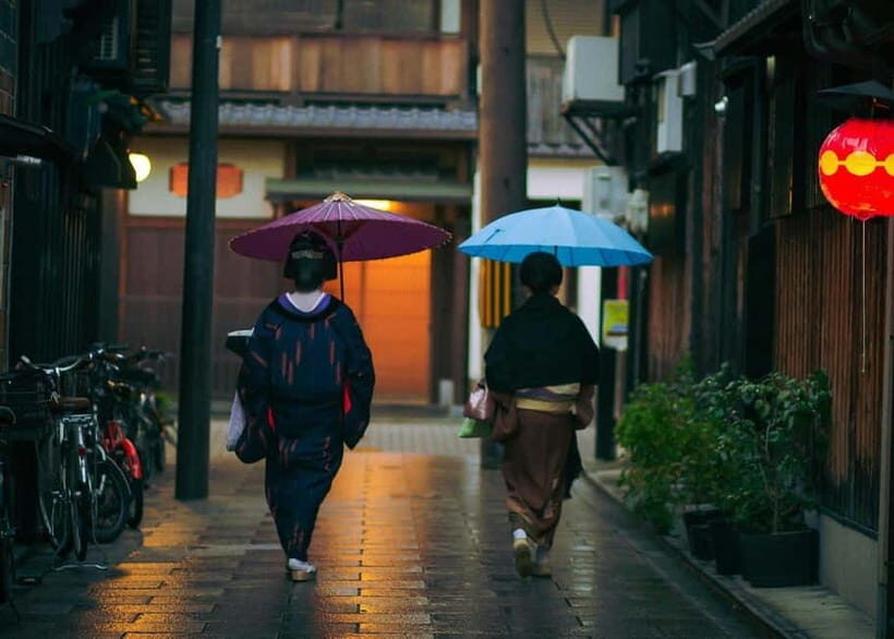 Geisha at Dusk: A Stroll Through Old Kyoto - Exploring Kyotos Evening Streets: A Detailed Review