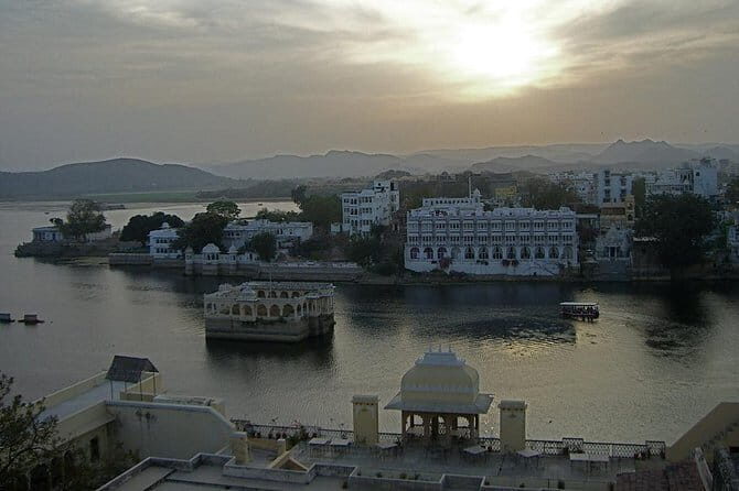 Guided Ghat Walk Experience with Boat Ride in Udaipur with a local - Who Should Consider This Tour?