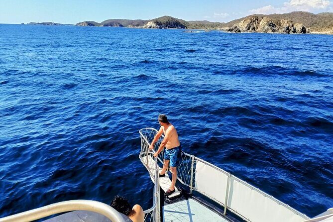 Guided Tours of the 7 Bays of Huatulco Oaxaca in Catamaran