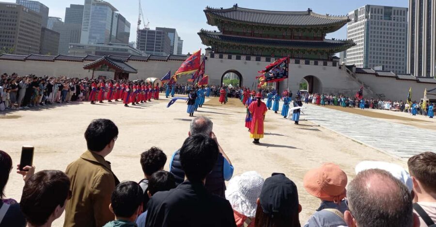 Gyeongbokgung-Folk Museum-Bukchon-Jogyesa temple in Insadong - Analyzing the Value