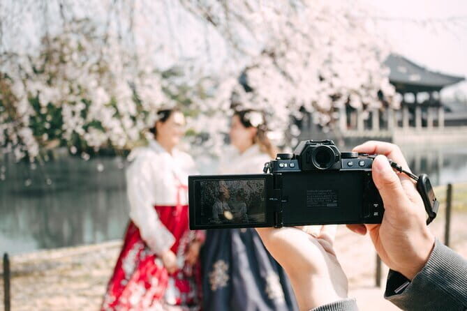 Hanbok Photoshoot and History Tour at Gyeongbokgung Palace - Inside Gyeongbokgung Palace