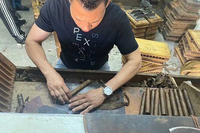 Hand Roll Your Cigar - A Closer Look at the "Hand Roll Your Cigar" Tour