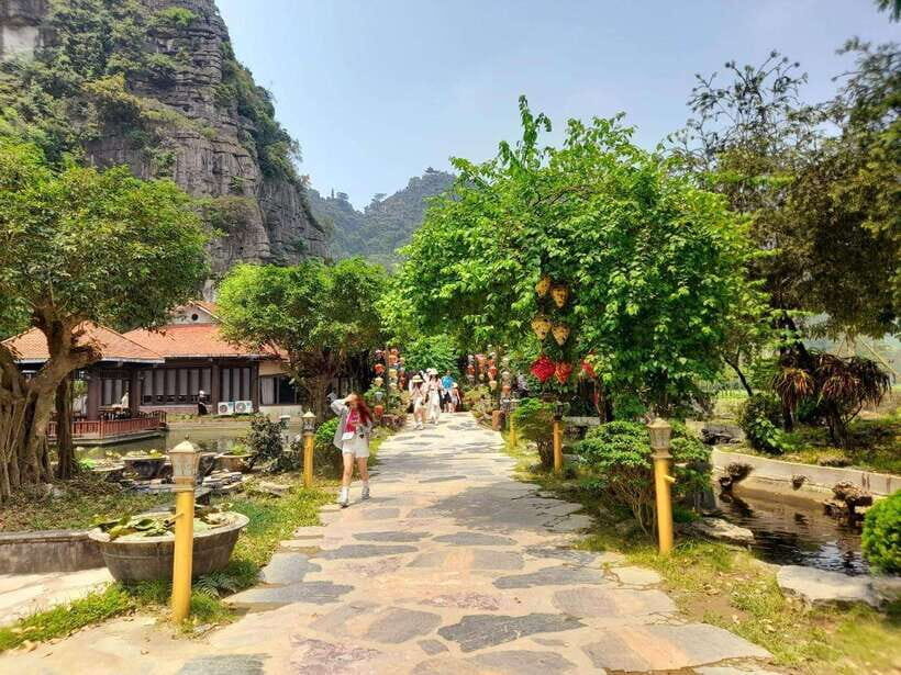 Hanoi Countryside Sightseeing Duong Lam Ancient Village Tour - Discovering Duong Lam: A Step Back in Time