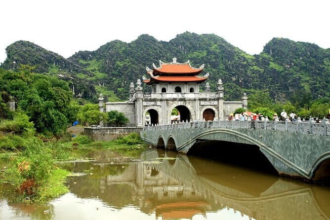 Hanoi: Deluxe Tour Discover Hoa Lu, Trang An Grottoes, Mua Caves - Authentic Experiences and Insights
