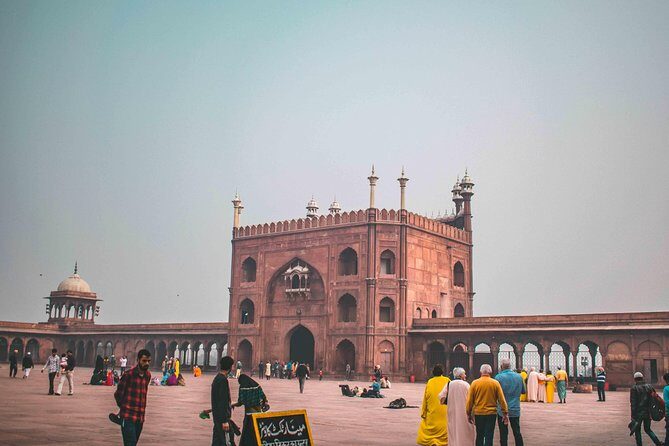 Heritage on Wheels: 3-Hour Rickshaw Tour of Old Delhi