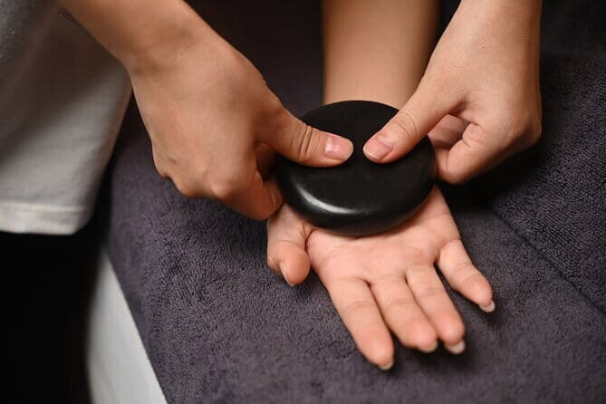 Hot Stone Massage For Full Body Blood Circulation At Da Nang - What to Expect During Your Hot Stone Massage