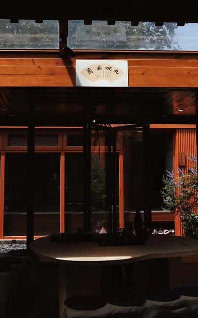 Interesting metaphysics course in an ancient tea house - Location and Setting: An Oasis of Calm in Beijing