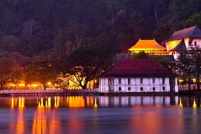 Kandy and Pinnawala Private Day Tour from Colombo - Exploring the Itinerary in Detail