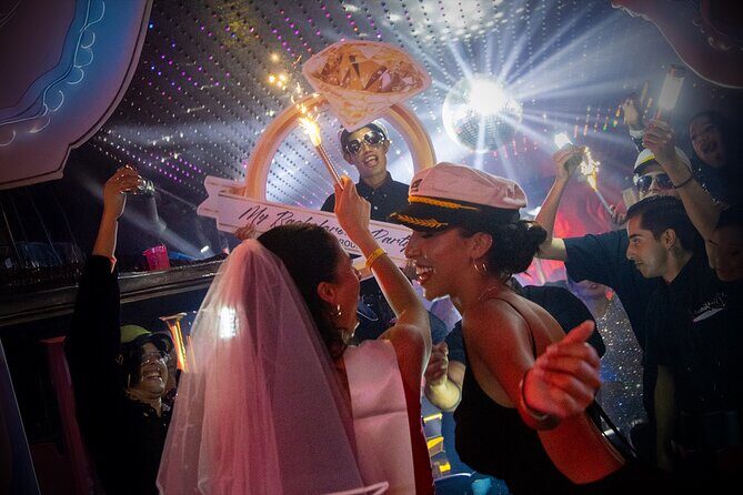 Madness tour bar crawl Playa del carmen open bar - An In-Depth Look at the Madness Tour Bar Crawl