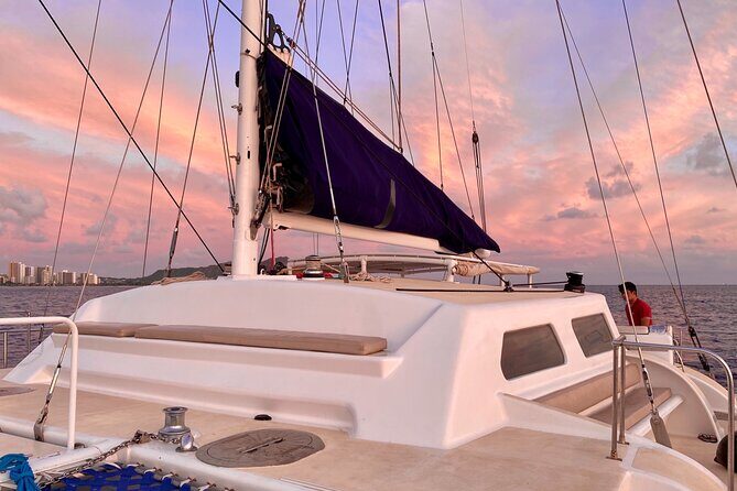 Moanas Sunset Cocktail Sail Along Oahu's Waikiki Coast - What Sets This Tour Apart?