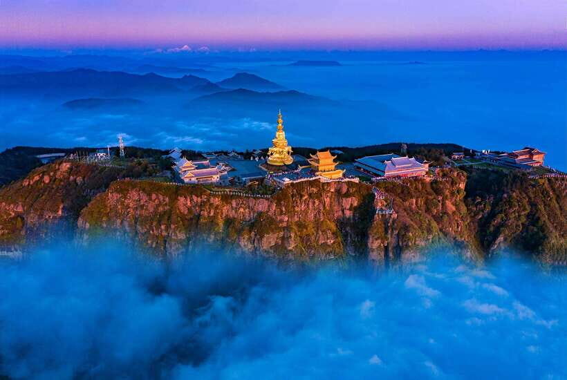 Mount Emei and Leshan Giant Buddha Two-Day Private Tour