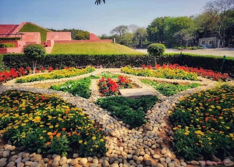 New Delhi: Lotus Temple Private Tour with Skip-the-Line - Exploring the Lotus Temple: An Architectural and Spiritual Gem