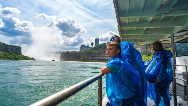 Niagara Falls: USA/Canada Tour with Boat Cruise and Lunch - Why This Tour Works Well