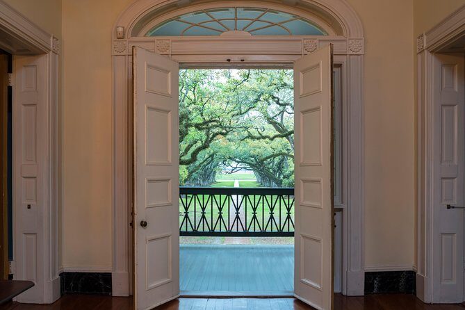 Oak Alley Plantation Tour with Transportation - Exploring the Details of the Tour