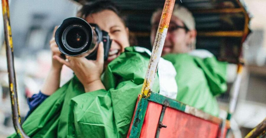 Old & New Delhi: Private Guided City Tour by Car with Snacks - The Role of Guides and Transportation