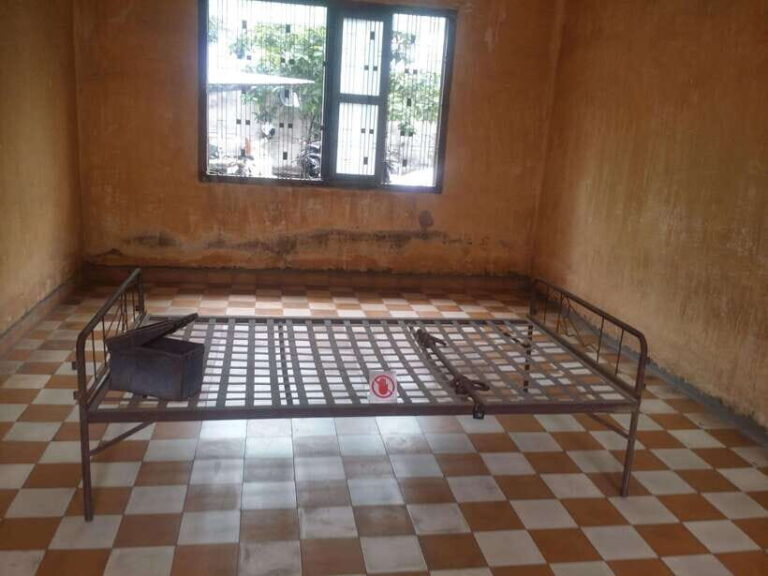 Phnom Penh: Killing Fields and Prison S21 Bus Tour - Who Should Consider This Tour?