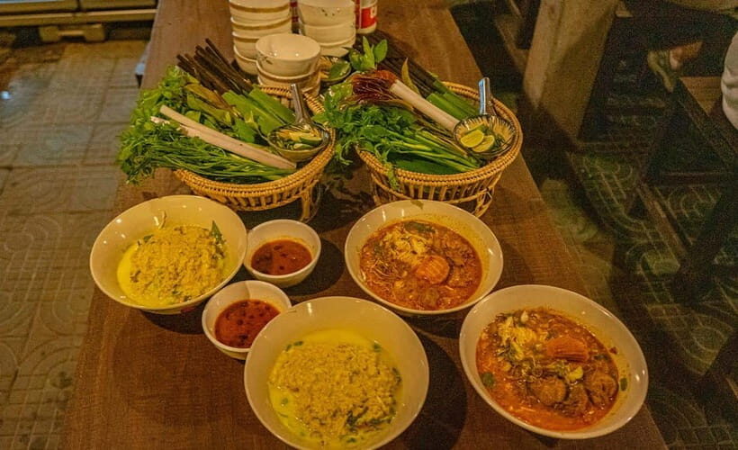 Phnom Penh: Night Foodie Tour by Tuk Tuk with Drinks - What Sets This Tour Apart