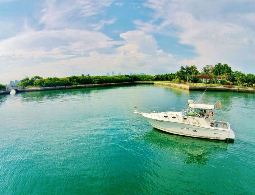 Private 34ft Yacht Charter to Lazarus Island - Exploring the Private Yacht Experience