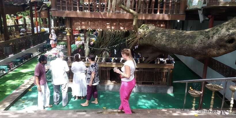 Private driver with City Tour in CAR - Exploring Colombo in Comfort and Style