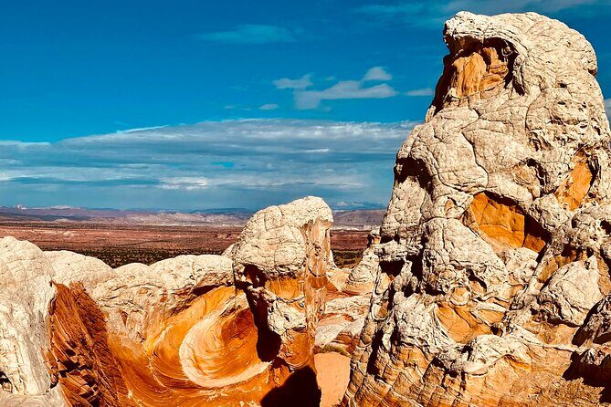 Private Guided Hike through White Pocket Off Road Activity - Discovering White Pocket: A Geology Wonderland